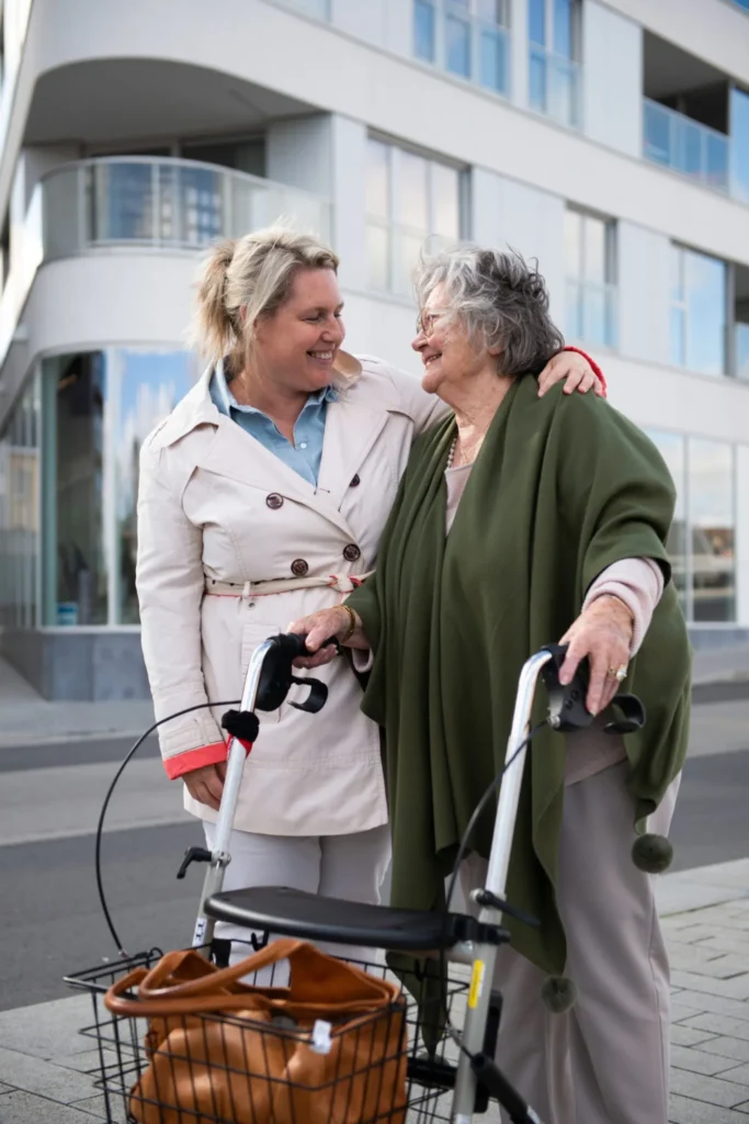 Zorgmedewerker helpt oudere vrouw met boodschappen